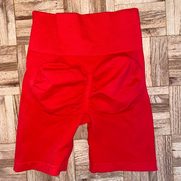 Scrunch bum gym shorts - red - size UK XS - Picture 2 of 2
